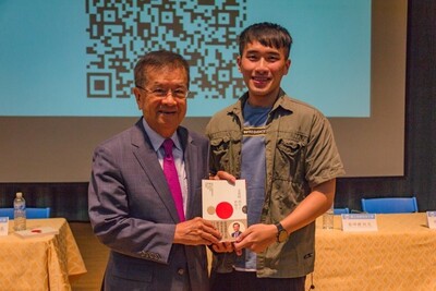 徐董事長贈與學生簽名書圖片