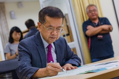 徐重仁董事長海報簽名圖片