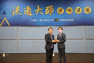管理學院蔡坤穆院長 致贈 邱光隆總經理 紀念琉璃獎座圖片
