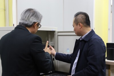 歐宗殷老師帶領梁益嘉總經理參觀系上智慧零售場域圖片