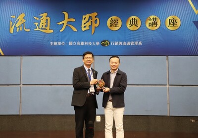 高科大李嘉紘副校長 致贈 梁益嘉總經理 紀念琉璃獎座圖片
