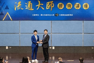 高科大李嘉紘副校長 致贈 南野雄介總經理 紀念琉璃獎座圖片