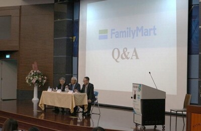 Q&A 時間 (左為吳師豪教授、中為全家葉榮廷董事長、右為楊景傅主任) 與台�圖片