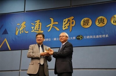 高科大楊慶煜校長(左) 致贈 葉榮廷董事長(右) 紀念琉璃獎座圖片