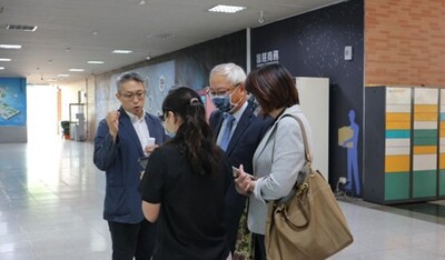 全家葉董事長及吳部長參訪行銷系智慧零售實驗室 歐宗殷教授示範說明圖片