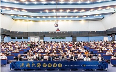 活動大合影 (右四為高科大楊慶煜校長、右三為管理學院蔡坤穆院長、左四�圖片