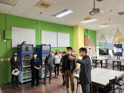 路易莎黃董事長參訪行銷系智慧零售實驗室 章至豪教授示範說明圖片