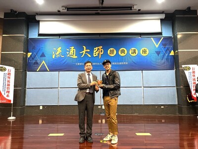 高科大李嘉紘副校長(左) 致贈 黃銘賢董事長(右) 紀念琉璃獎座圖片