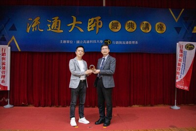 高科大李嘉紘副校長(右) 致贈 鄭明龍董事長(左) 紀念琉璃獎座圖片