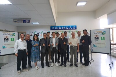 鄭董事長與管理學院院長及行銷系老師合影圖片