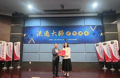 高科大楊景傅院長(左) 致贈 吳旻潔董事長(右) 紀念禮品圖片