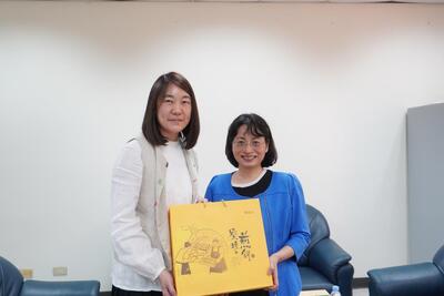 高科大簡施儀主任(右) 致贈 吳旻潔董事長(左)紀念禮品圖片