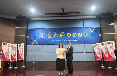高科大李嘉紘副校長(右) 致贈 吳旻潔董事長(左) 紀念琉璃獎座圖片