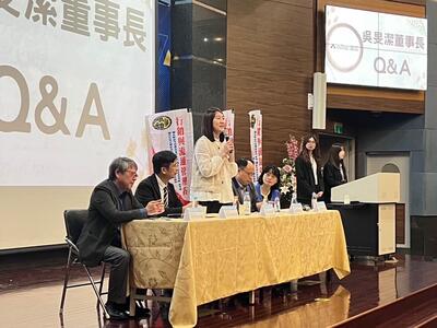Q&A 時間與台下與會來賓問答互動圖片