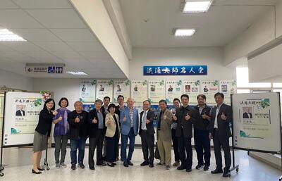 何總裁與管理學院院長及行銷系老師合影圖片
